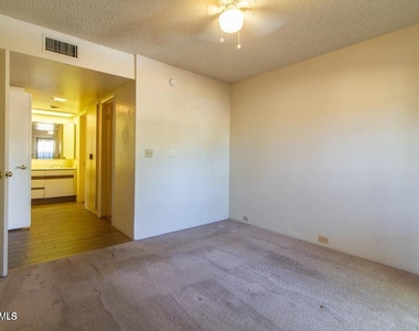 7557 N Dreamy Draw Drive - Photo Thumbnail 8