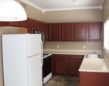 1013 W Westchester Avenue - Photo Thumbnail 8