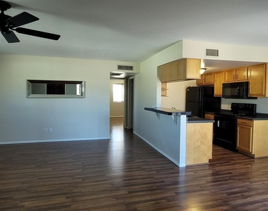 14236 N Oakwood Lane - Photo Thumbnail 3