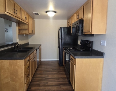 14236 N Oakwood Lane - Photo Thumbnail 4
