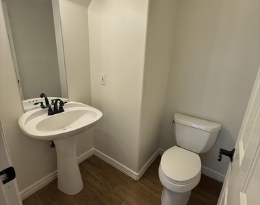 942 S Ash Avenue - Photo Thumbnail 2