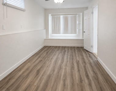 4326 E Glenrosa Avenue - Photo Thumbnail 15