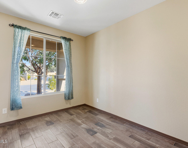 7422 S 28th Place - Photo Thumbnail 6