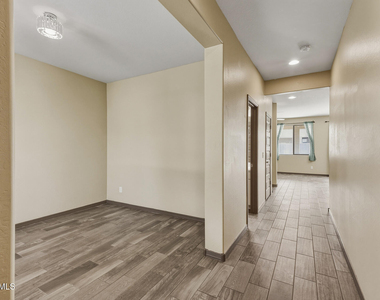 7422 S 28th Place - Photo Thumbnail 5