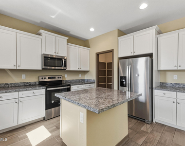 7422 S 28th Place - Photo Thumbnail 17