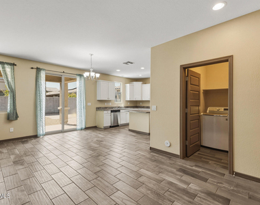 7422 S 28th Place - Photo Thumbnail 10