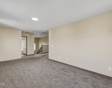 7422 S 28th Place - Photo Thumbnail 4