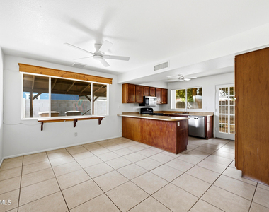 8520 W Alice Avenue - Photo Thumbnail 4