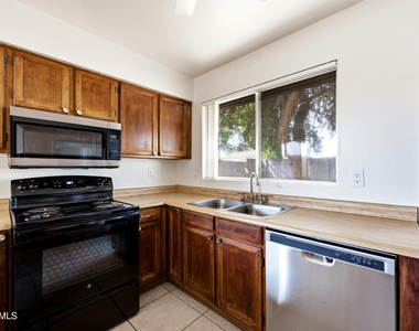 8520 W Alice Avenue - Photo Thumbnail 7