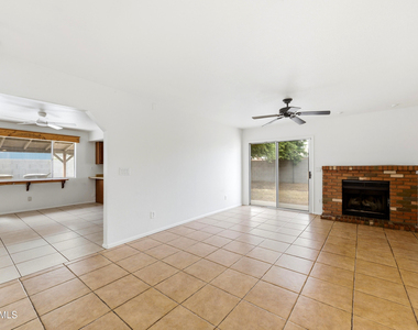 8520 W Alice Avenue - Photo Thumbnail 2
