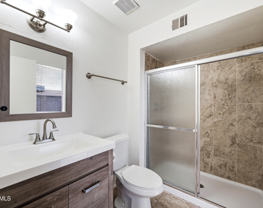 8520 W Alice Avenue - Photo Thumbnail 11