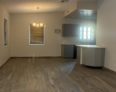 2336 W Orange Drive - Photo Thumbnail 3