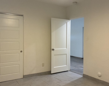 2336 W Orange Drive - Photo Thumbnail 9