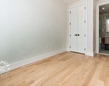 96 Moore Street - Photo Thumbnail 7