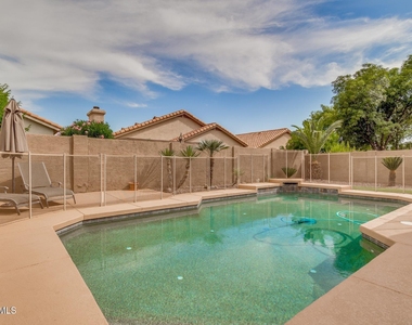 10045 E Redfield Drive - Photo Thumbnail 17