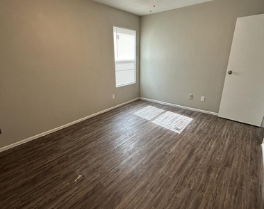 260 W 8th Avenue - Photo Thumbnail 8