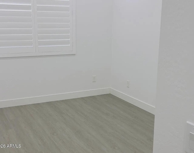 8513 W Rancho Drive - Photo Thumbnail 11