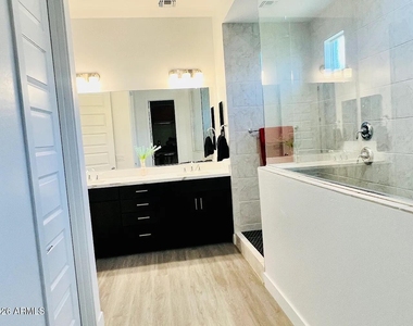 8513 W Rancho Drive - Photo Thumbnail 7