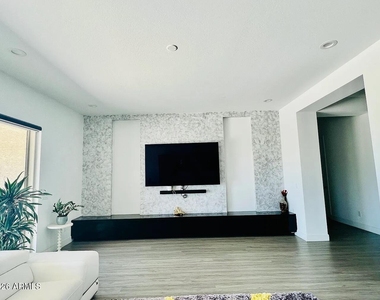 8513 W Rancho Drive - Photo Thumbnail 4
