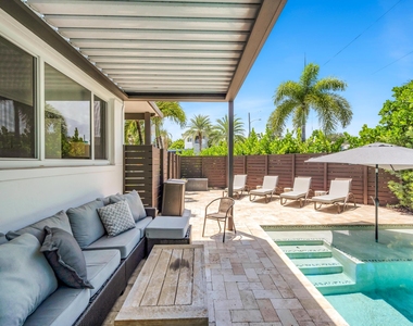 748 Ne 17th Way - Photo Thumbnail 4