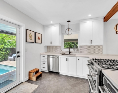 748 Ne 17th Way - Photo Thumbnail 17