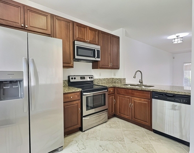 8833 S Isles Circle - Photo Thumbnail 4