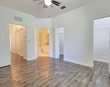 8833 S Isles Circle - Photo Thumbnail 10