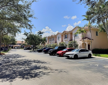 8833 S Isles Circle - Photo Thumbnail 2