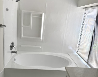 629 Executive Center Drive - Photo Thumbnail 5