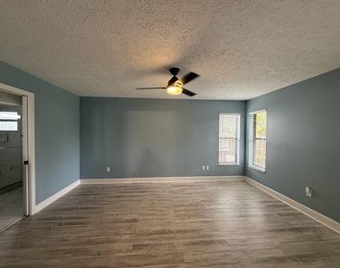 1017 Se Walters Terrace - Photo Thumbnail 13