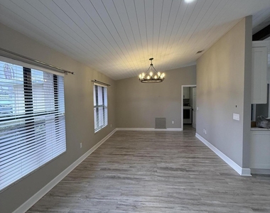 1017 Se Walters Terrace - Photo Thumbnail 10