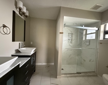 1017 Se Walters Terrace - Photo Thumbnail 14