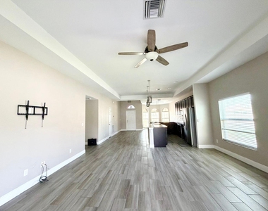340 Palm Breezes Drive - Photo Thumbnail 13