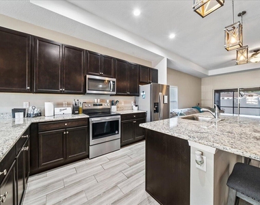 340 Palm Breezes Drive - Photo Thumbnail 3