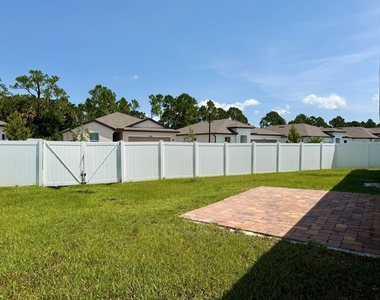 340 Palm Breezes Drive - Photo Thumbnail 24