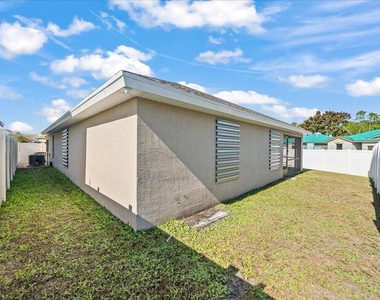 340 Palm Breezes Drive - Photo Thumbnail 25