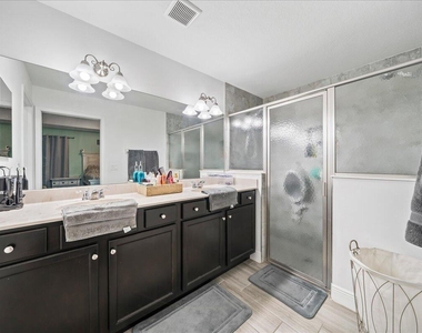 340 Palm Breezes Drive - Photo Thumbnail 15