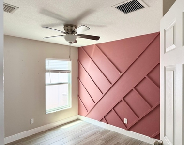 340 Palm Breezes Drive - Photo Thumbnail 17