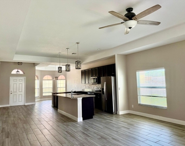 340 Palm Breezes Drive - Photo Thumbnail 12