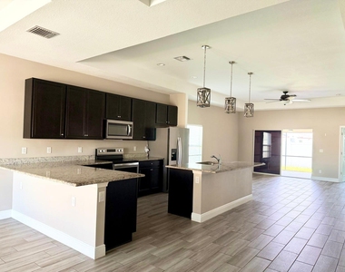 340 Palm Breezes Drive - Photo Thumbnail 9