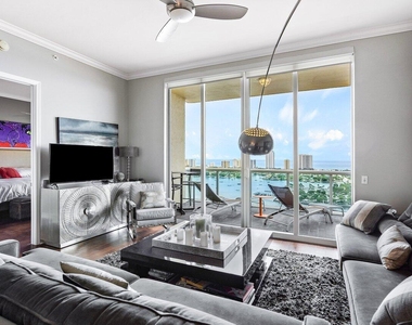 2640 Lake Shore Drive - Photo Thumbnail 3