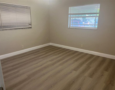 420 Se 13th Drive - Photo Thumbnail 3