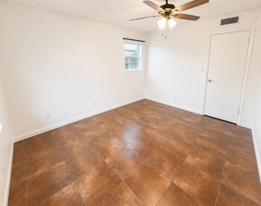 4147 Nw 90th Avenue - Photo Thumbnail 12