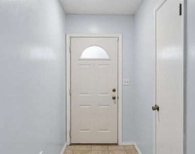213 S Silver Drive - Photo Thumbnail 2