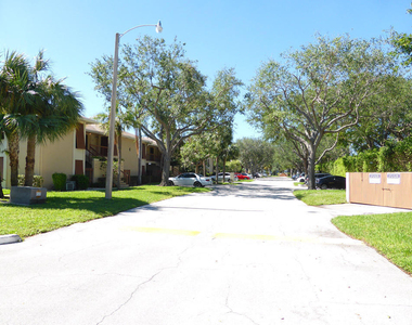 3939 Ne 5th Avenue - Photo Thumbnail 2