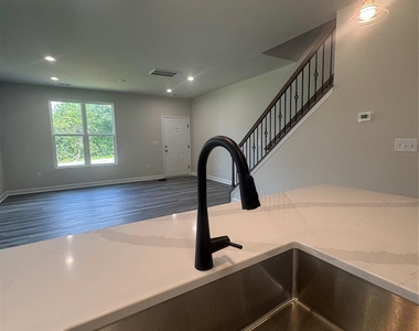 810/812 E Lincoln Street - Photo Thumbnail 15