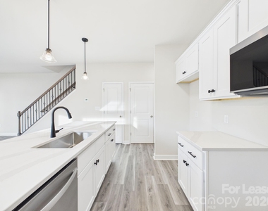 810/812 E Lincoln Street - Photo Thumbnail 7