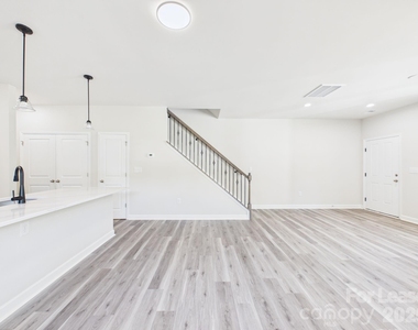 810/812 E Lincoln Street - Photo Thumbnail 6