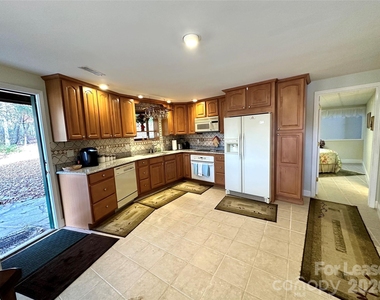 424 Lakeview Drive - Photo Thumbnail 3