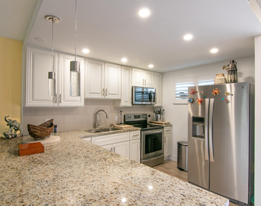 2812 Garden Drive S - Photo Thumbnail 5